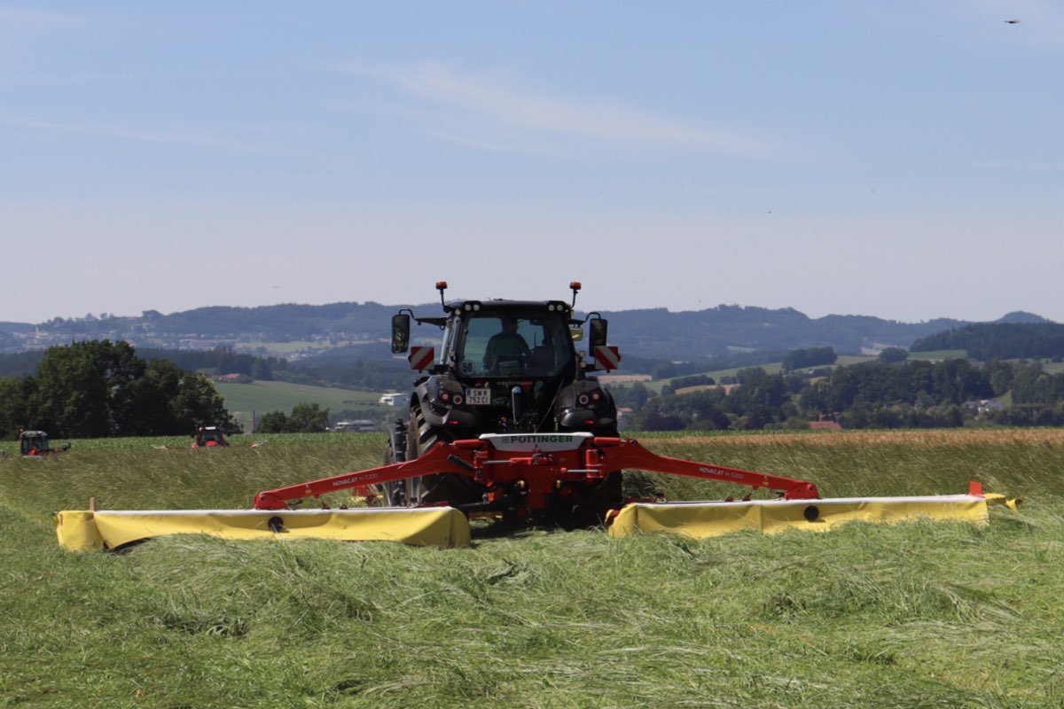 Falciatrice Pöttinger Novacat H 11200, combinata con la falciatrice frontale Novacat F 3100, in azione presso l'azienda agricola Musterhof Hutthaler